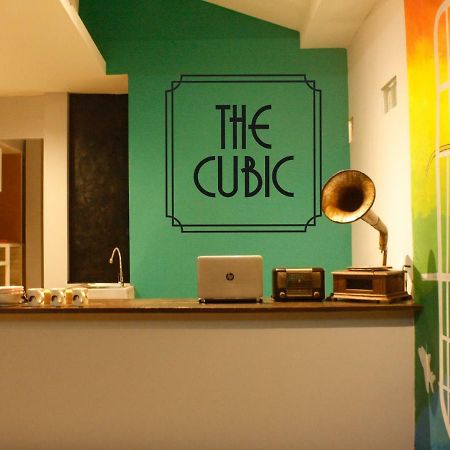 The Cubic Hostel Yogyakarta Bagian luar foto